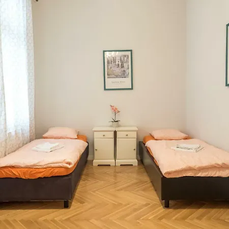 Spacious By Charles Square *