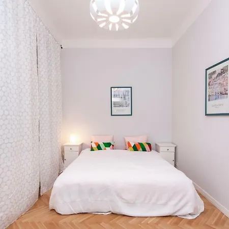Spacious By Charles Square Apartament