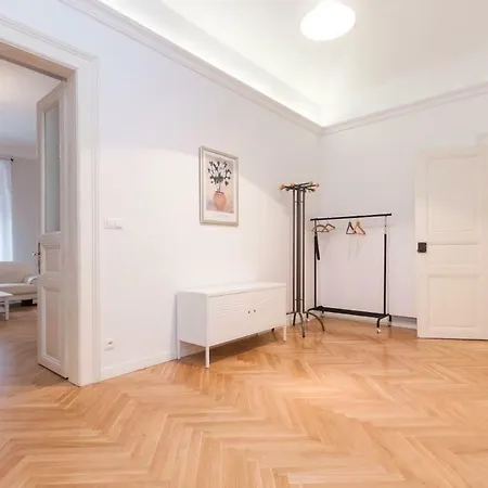 Spacious By Charles Square Apartament *